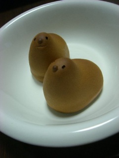 ニヒルに笑みを浮かべる